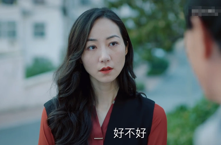 巡回检察组韩雪红唇卷发不停换装女配颜值低却能色诱官二代