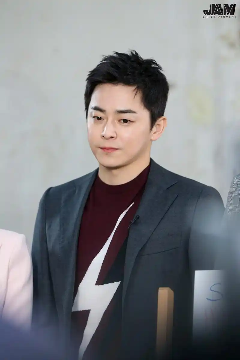 曹政奭高清幕后照来袭 笑容温暖散发温柔绅士魅力【组图】--韩国频道