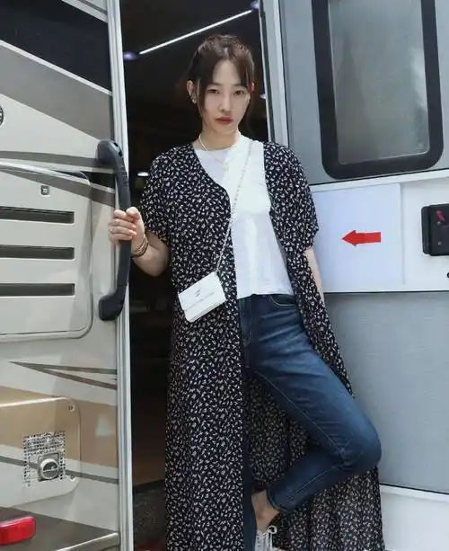 白百何穿着紧身牛仔裤,双腿凸出,网友:有点尴尬,"_时尚_风格_蓝色