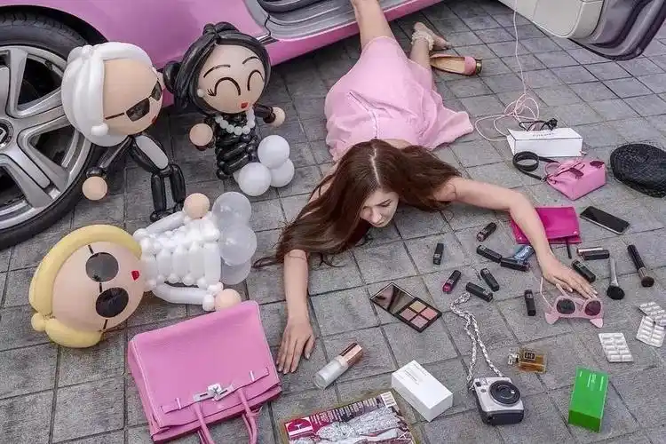 那些在朋友圈炫富的人,过得比你惨多了