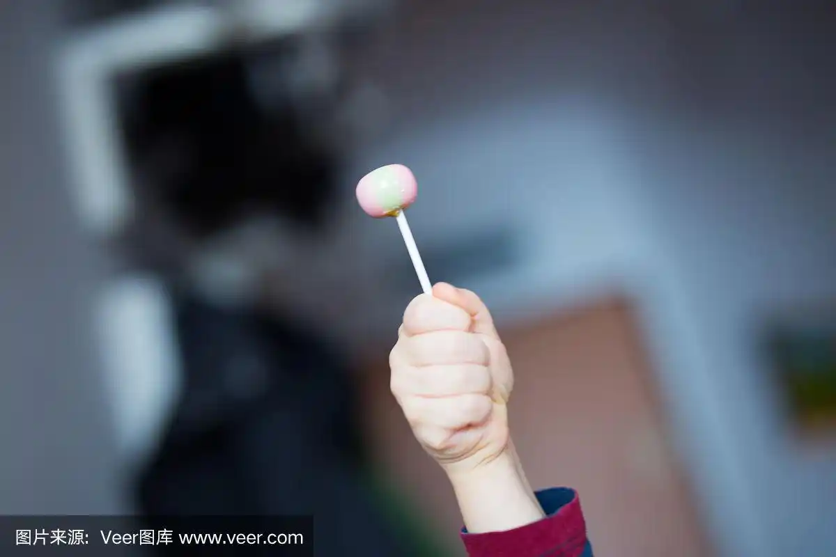 孩子手里拿着棒棒糖