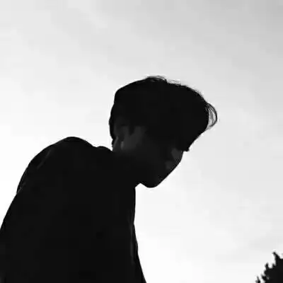 黑白伤感男头――人间不值得_男生头像_我要个性网