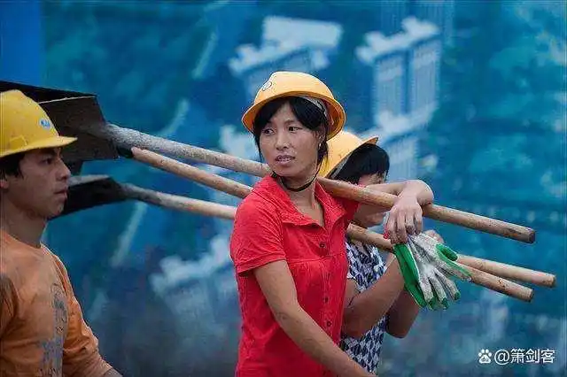 如果五十岁了还在打工,你认命吗?农村大叔一语道出其中真味!