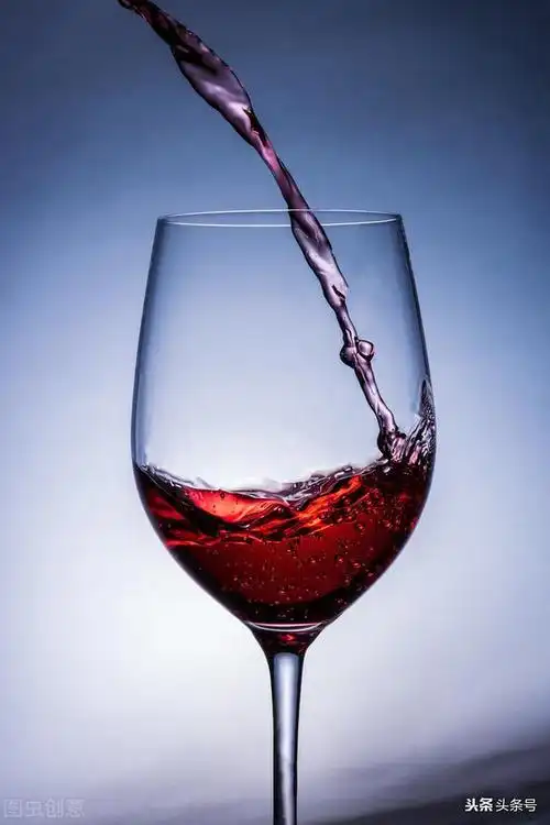 长夜包裹孤单,讨一杯水酒,不为花朵绽放而停留咖啡的清香