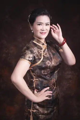 夕阳红的美篇旗袍女人