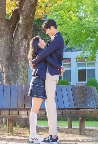 不愧是"不垫木箱很难同框"情侣,他和她的售后也太好了吧?