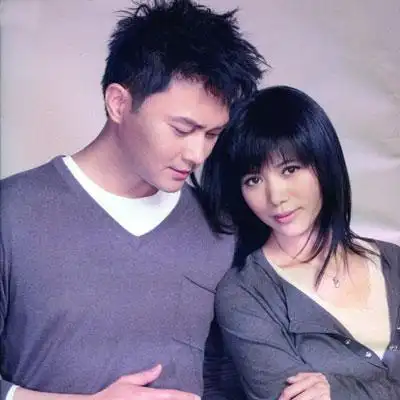 张智霖袁咏仪亲密挽手共同出游穿白t戴白色运动帽