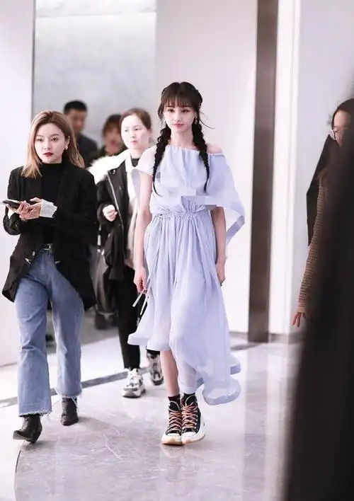 郑爽真的用心营业了,穿水蓝色长裙美成仙女,麻花辫太加分了