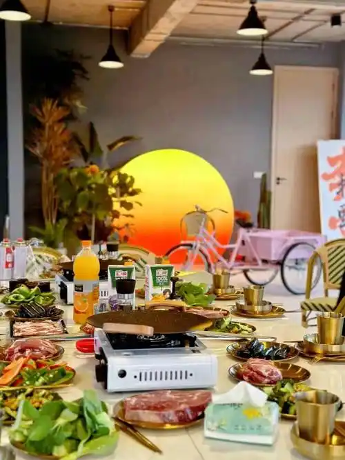 油菜花都开好了,烤肉下午茶这个营地好热闹_庄园_的花海_金色