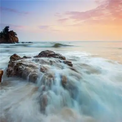 波涛汹涌的最好看的大海微信头像