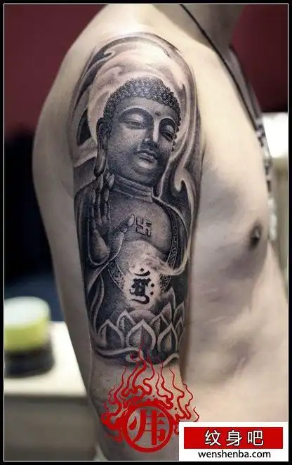 手臂一枚时髦时髦的石雕如来佛祖纹身图案