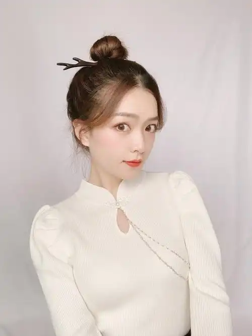 先扎一个丸子头,再插一根发簪,有点侠女的清冷气质.