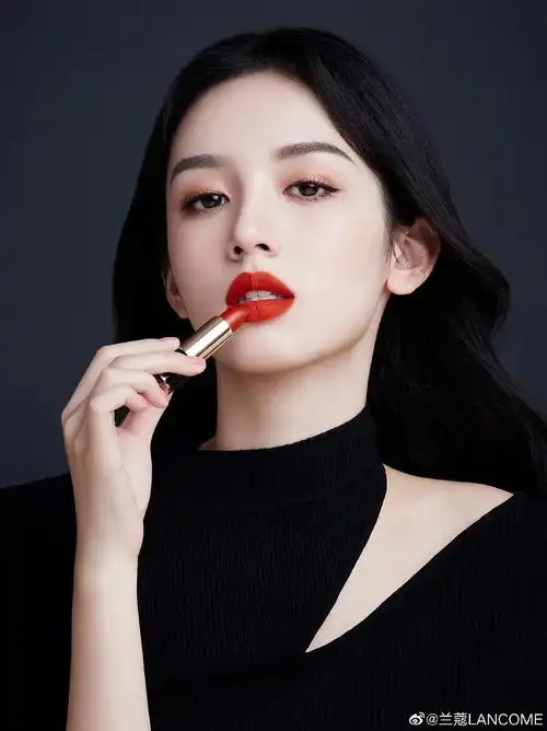 女明星涂口红好让人有购买欲望呀