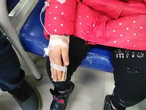 她表示,剪纸板是常州市儿童医院自1996年成立时就有的传统,每个护士