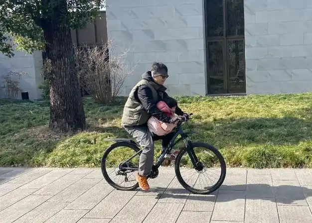 朱亚文一家四口出游大女儿超黏他与沈佳妮一人牵一娃好幸福