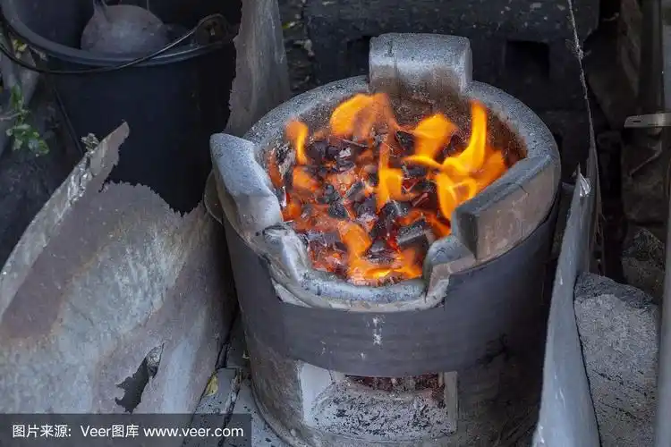 老式燃烧木炭的火炉.