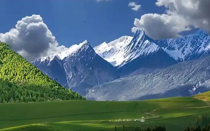 雪山 草地 小屋