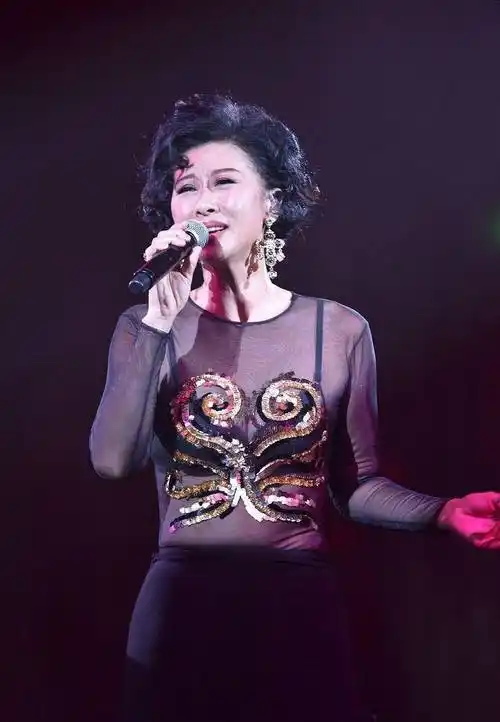 叶倩文的年龄写在身材上穿透视上衣显出肚腩短裙穿得有点紧