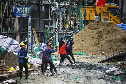 2020年5月16日,土比的妹妹也在安置点项目工地上做工.