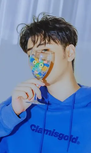 张云雷最新杂志壁纸