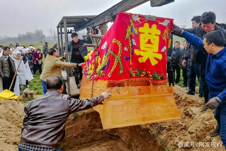 纸活,是清朝时期来代替活人殉葬供品.