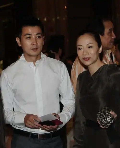 保剑锋妻子挺贵气的,穿修身裙配黑色蝴蝶结束腰,气韵成熟有味道