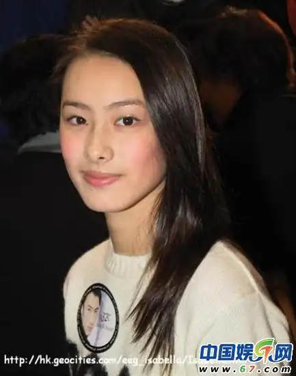 梁洛施罕见幼年照曝光 孩子气超级萌