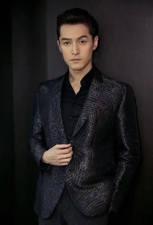 胡歌亮相新剧开播发布会,身着深蓝色西装,大背头是标配|衬衣|亮面