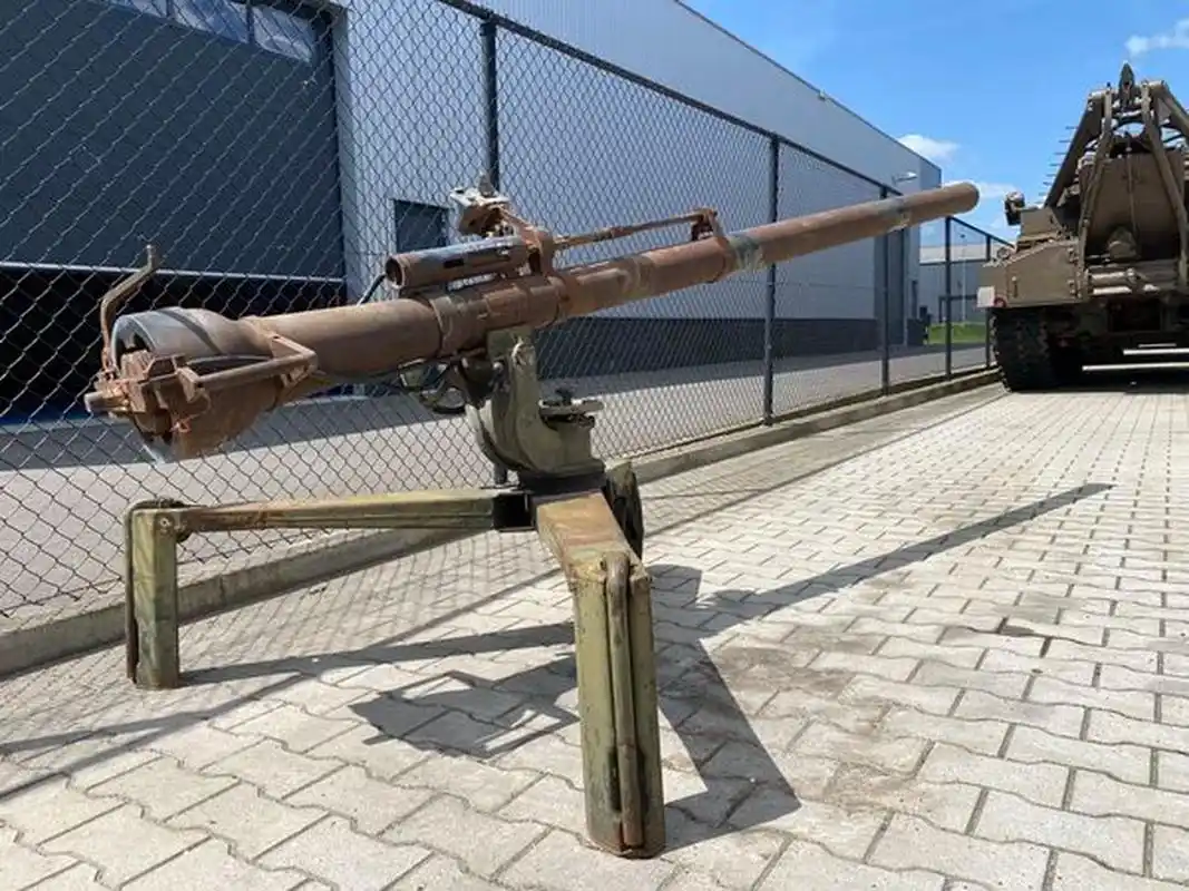 外国民间出售m40a1无后座力炮,是一种便携式,班组操作使用的105毫米无