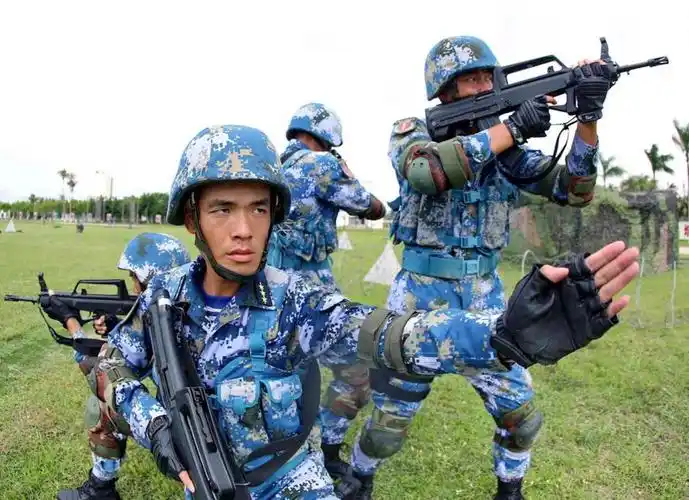 中国海军特种兵魔鬼训练 握枪下水显威风_央广网