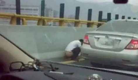 高速想上厕所怎么办?老司机教你一招,男生用水瓶,女生就