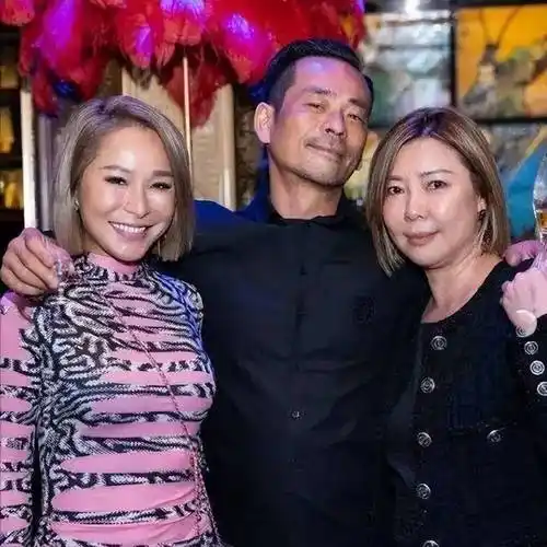 但近两年,这位淼淼已经不见了踪影,张耀扬身边也再没出现过什么异性.