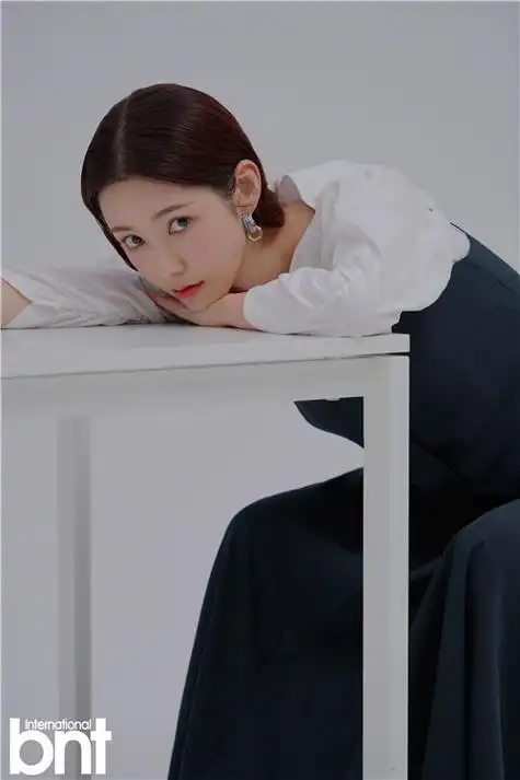 罗惠美拍摄bnt写真 简单造型散发干练魅力