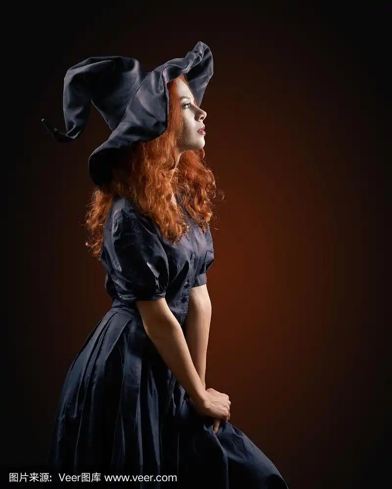 穿着女巫服装的漂亮红发女孩