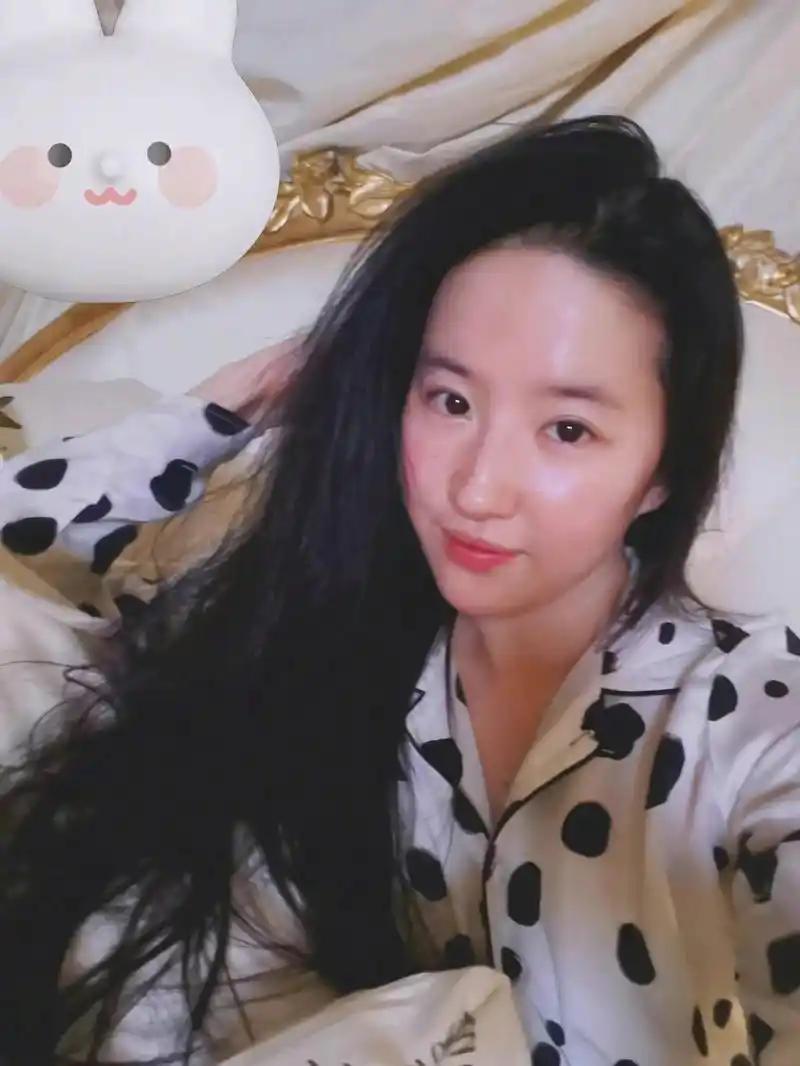 刘亦菲素颜自拍,天然的美!