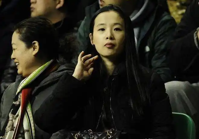 杨鸣美丽妻子晒全家福被指是回击小三网友单方面秀恩爱