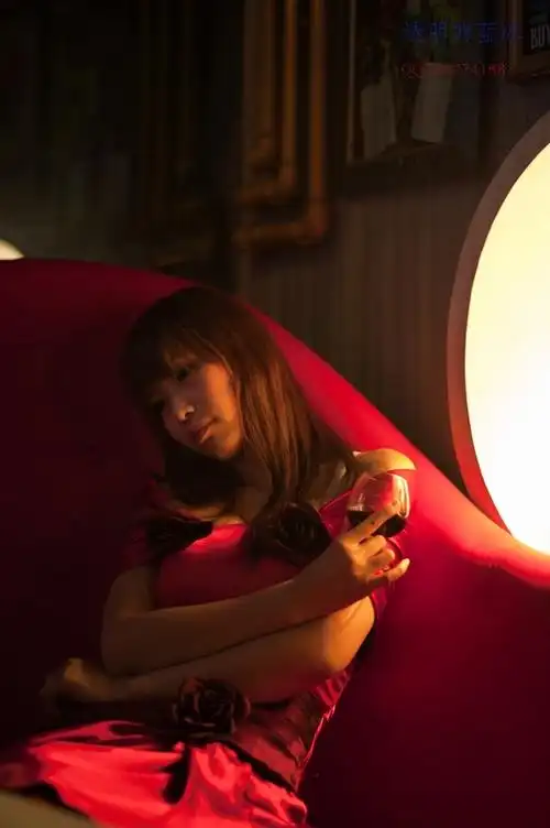 酒吧哭泣的女孩