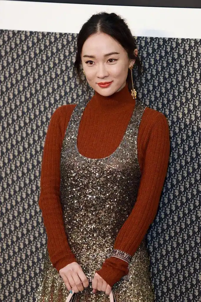 原创40岁霍思燕走机场,穿直筒呢大衣腰部毫无曲线,拎23000包好富态