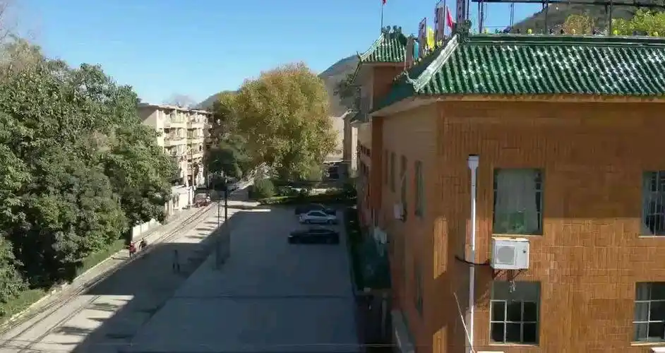 辉煌与困境并存 东桐峪金矿位于陕西省潼关县桐峪镇,始建于1986年