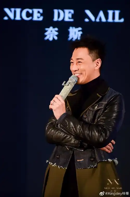 林峯[超话]##林峯# 笑得好甜 大男孩[哈哈].