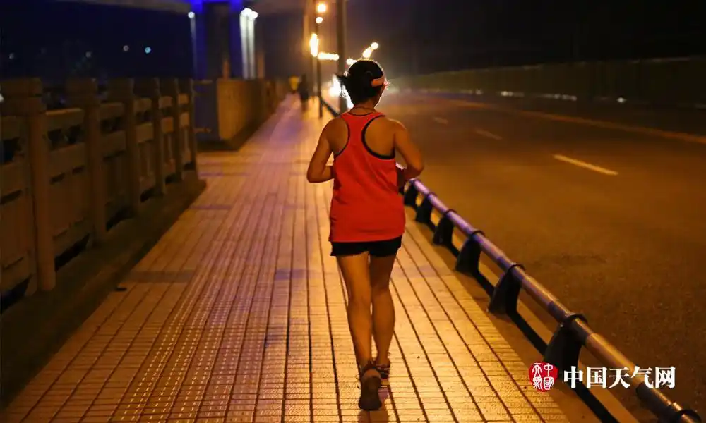 重庆持续晴热天气 北滨路现夜跑族(1/7)