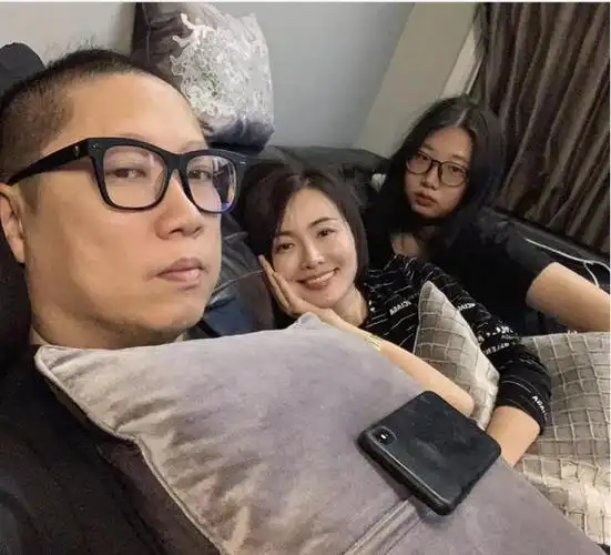 回顾:女演员生两娃后,拍短视频爆火,成为千万粉丝博主年入500万元