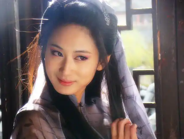 无论是"狐仙"还是"狐狸精",在长相上都是骨感精致的,脸型多为鹅蛋脸或