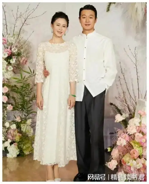 杨紫全家福曝光三个孩子与爸爸神似女儿超一米七