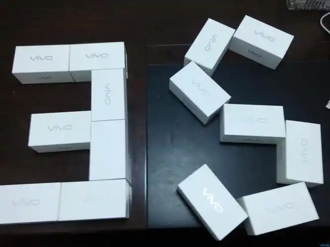 我身边都是vivo手机盒子,是白色 简洁大方