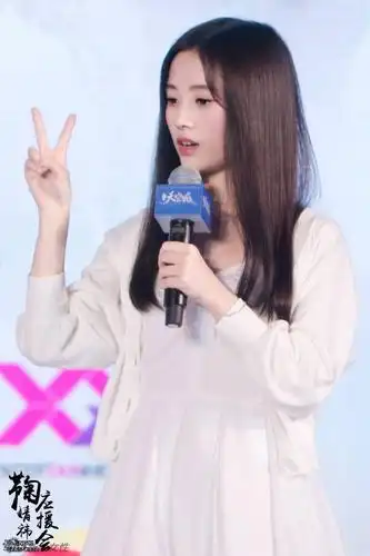 鞠婧t亮相发布会满面笑容敬业认真