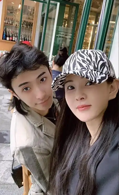 秦昊老婆跑韩国打水光针,56岁伊能静满脸针眼,感慨:真的很痛