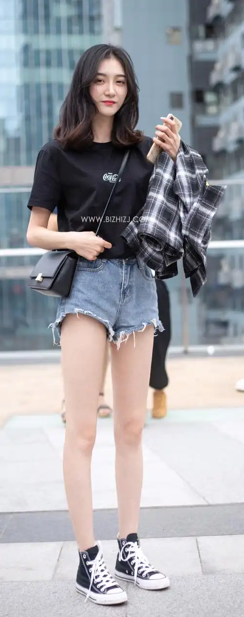 宽松牛仔短裤短裤白腿美女近照手机壁纸