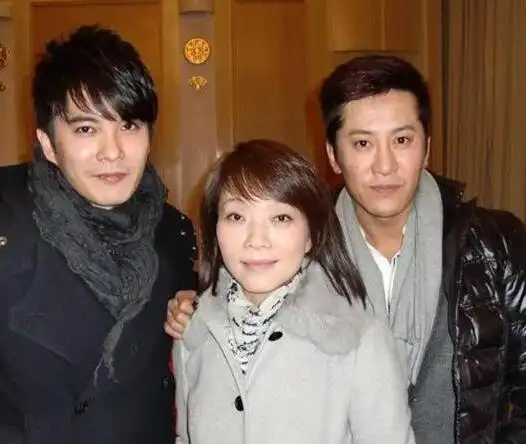 【图】毛宁老婆孩子照片显青涩 曝20几岁儿子生活奢靡