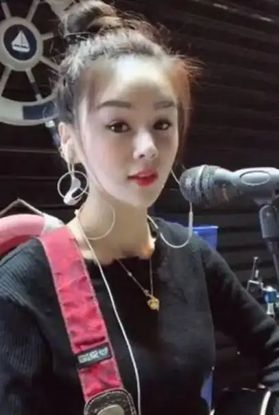 网红烟嗓女歌手唱的歌(网红烟嗓女歌手探清水河)-中纳网